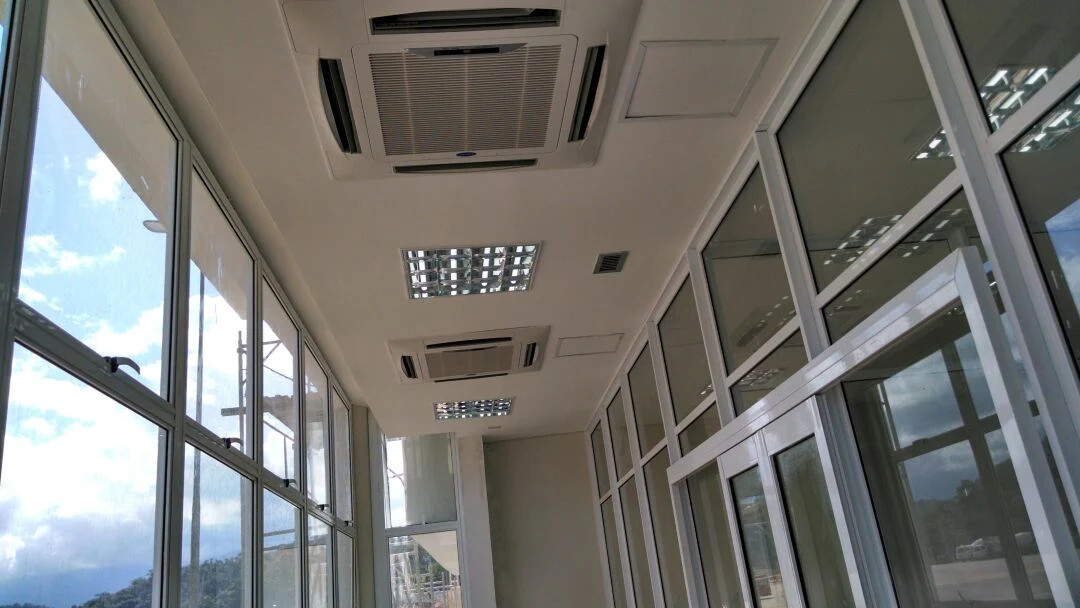 Instalação de ar-condicionado tipo cassete em ambiente comercial pela ANP